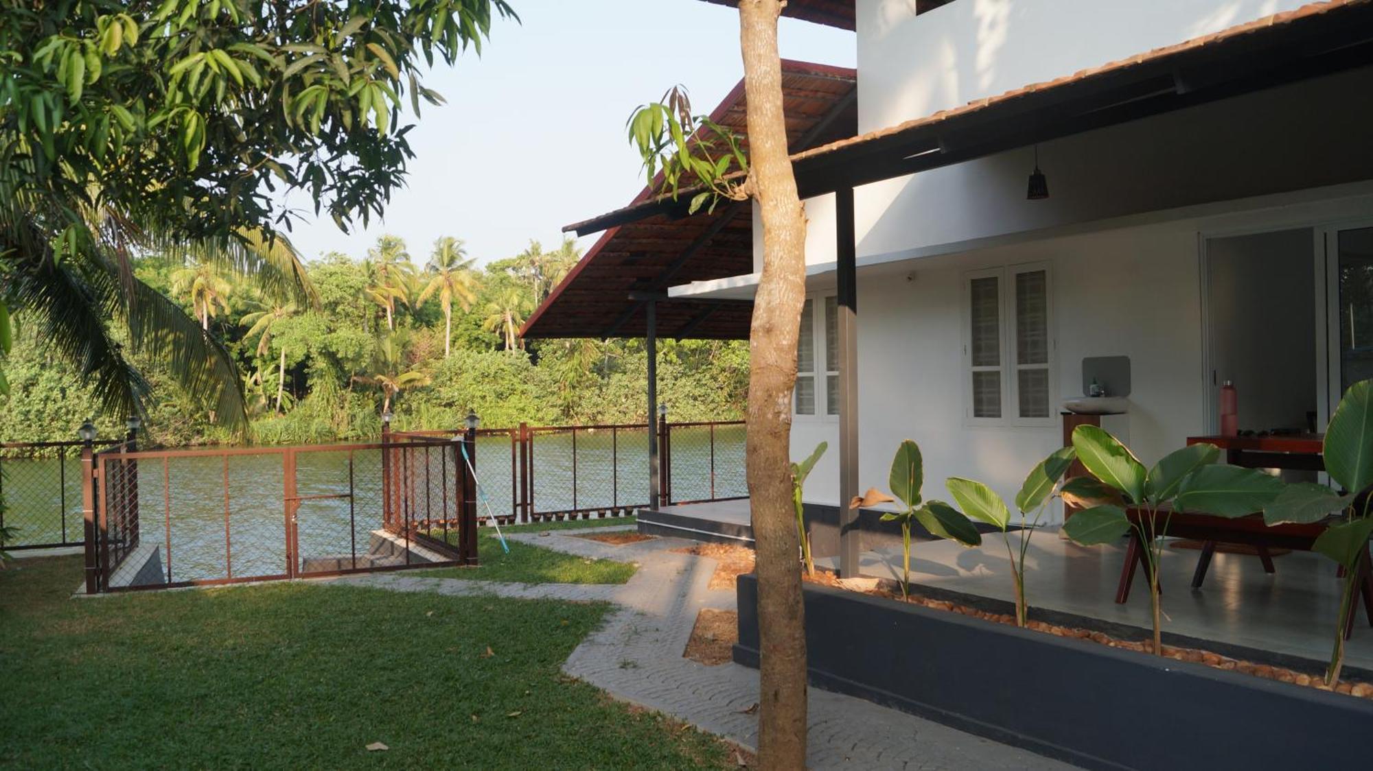 Blue Lake Villa Kollam Luaran gambar