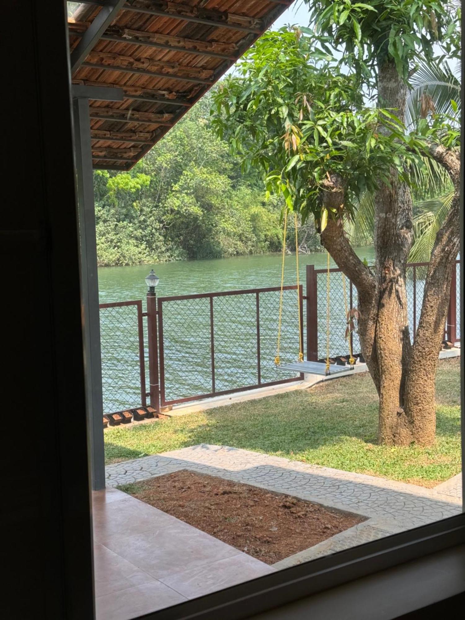 Blue Lake Villa Kollam Luaran gambar